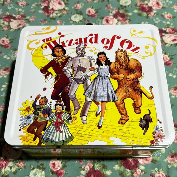 The Wizard of Oz! Lunchbox, DVD, & VHS! Movies are sealed. Excellent condition💫 - Picture 1 of 16